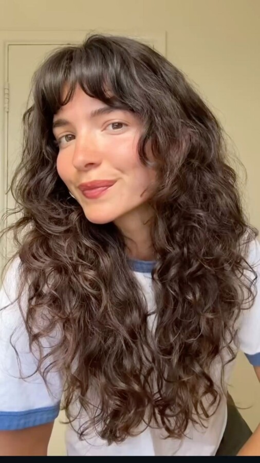 Coupe longue cheveux bouclés