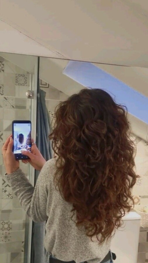 Coupe longue cheveux bouclés