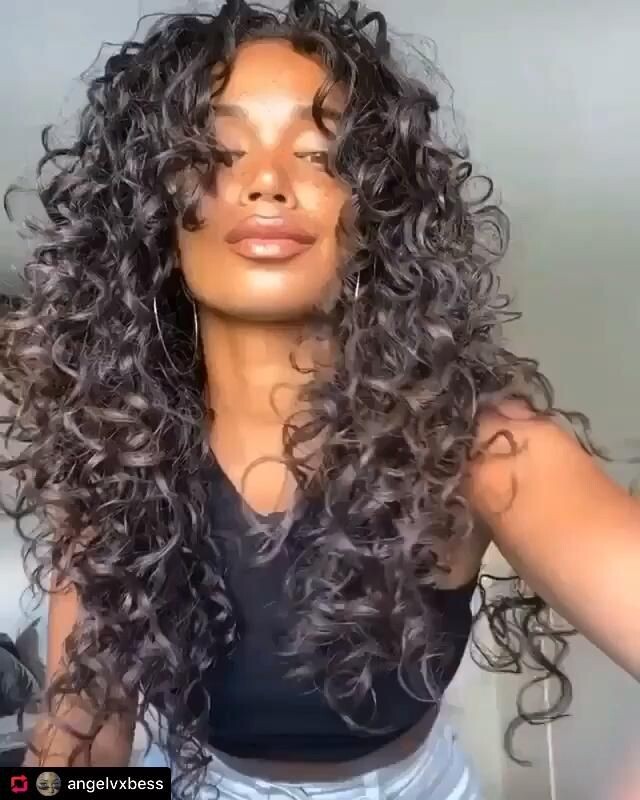 Coupe longue cheveux bouclés