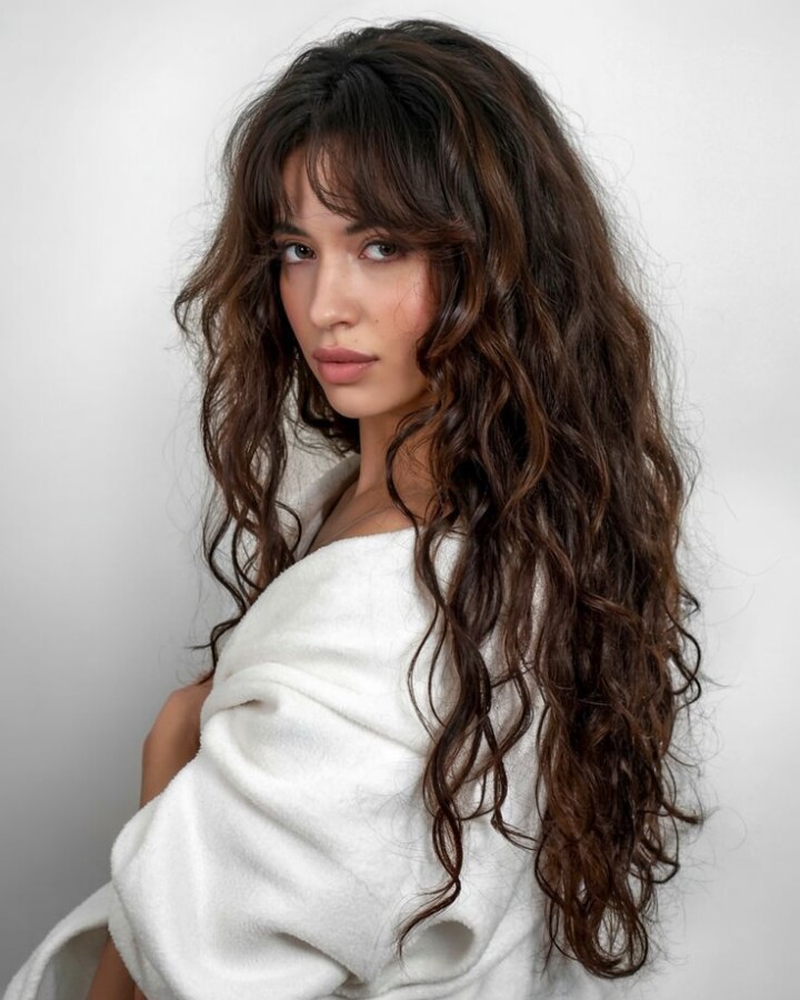 Coupe longue cheveux bouclés