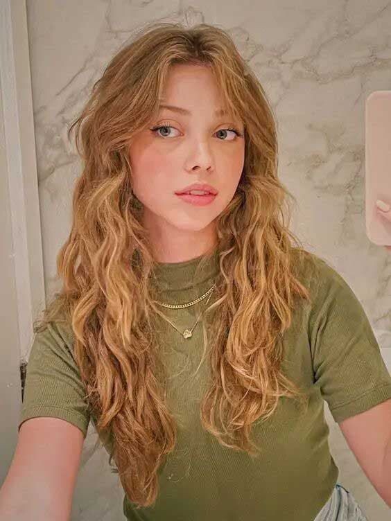 Coupe longue cheveux bouclés