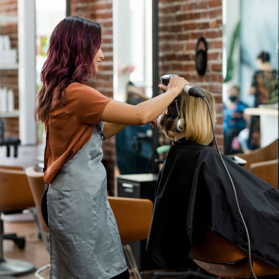 Visage rond cheveux mi-longs
