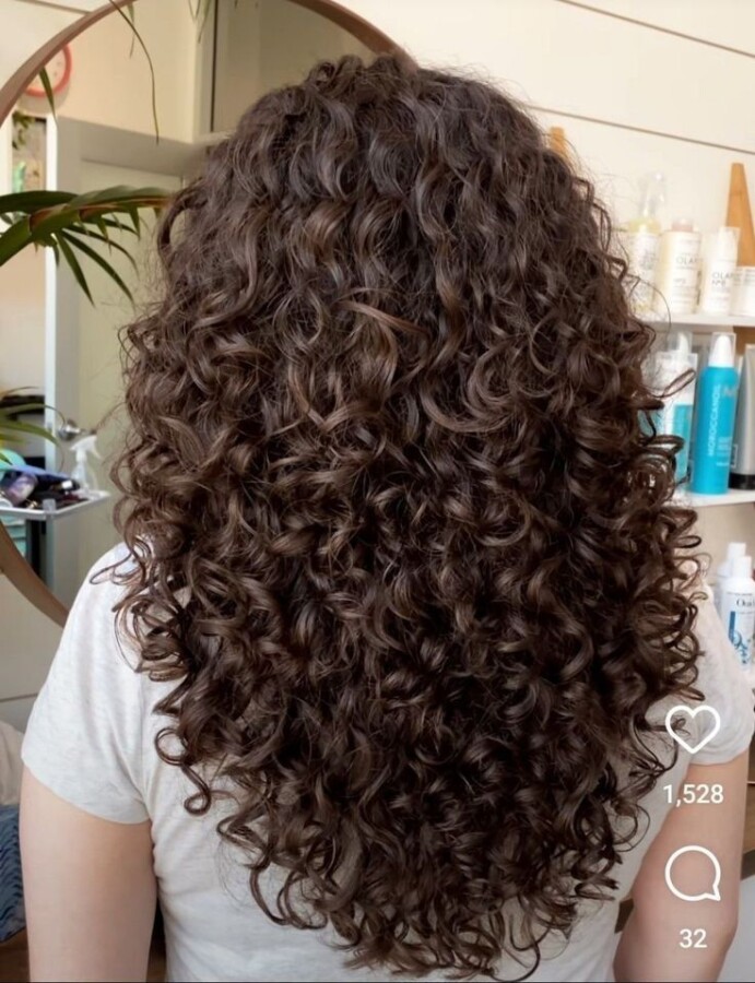 Coupe longue cheveux bouclés