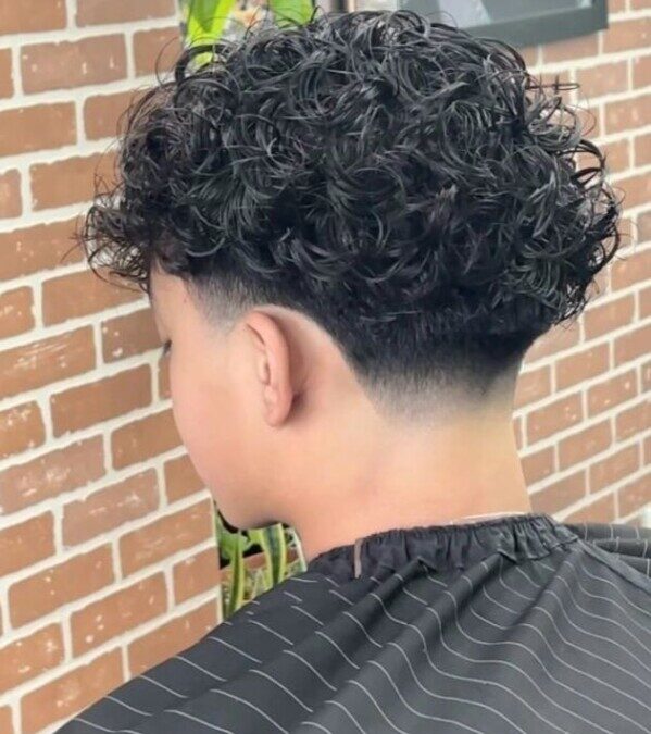 Taper cheveux bouclés homme : Un style masculin et soigné