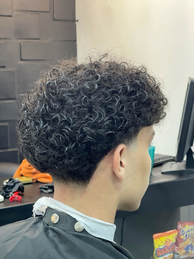 Style masculin cheveux bouclés