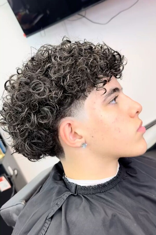 Dégradé cheveux bouclés homme
