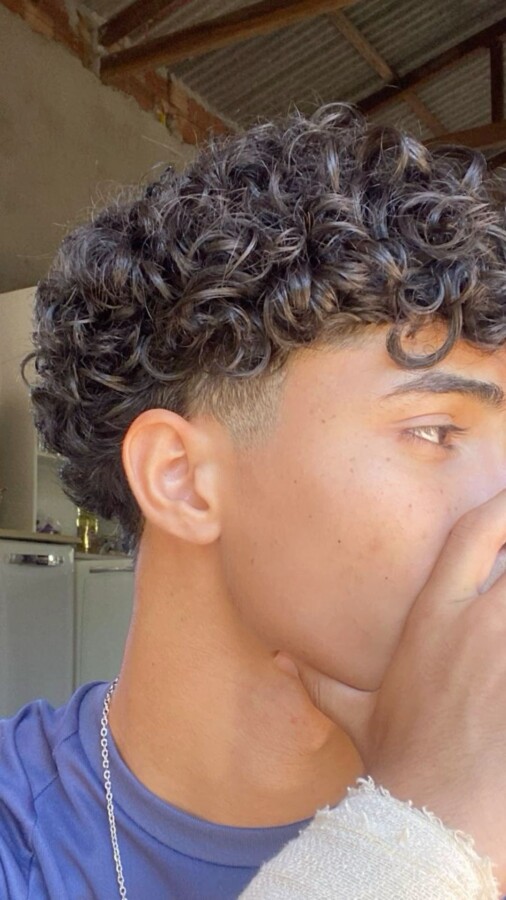 Coupe soignée taper bouclés