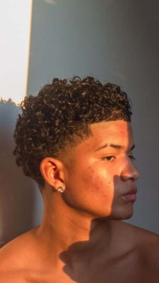 Style masculin cheveux bouclés