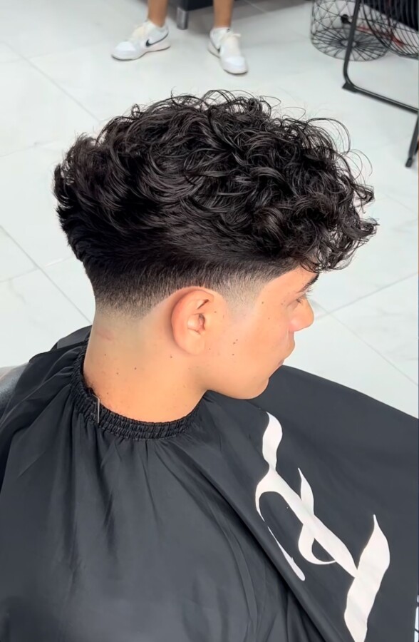 Coupe soignée taper bouclés