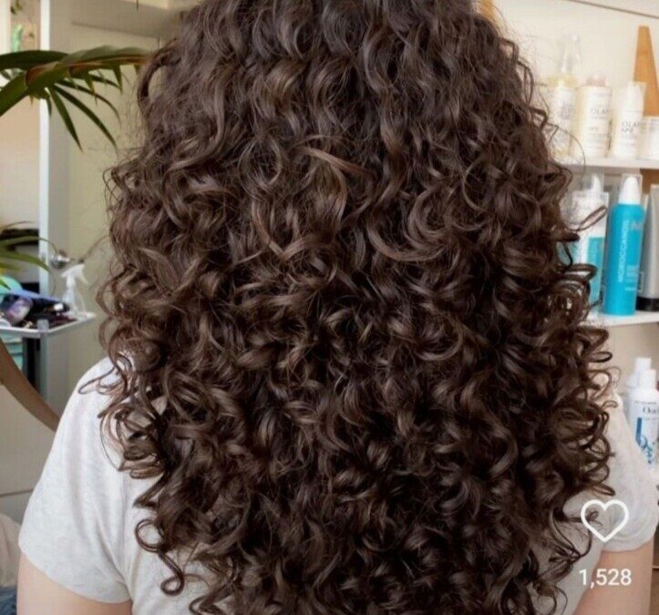 Dégradé cheveux bouclés mi long : Un look moderne et dynamique
