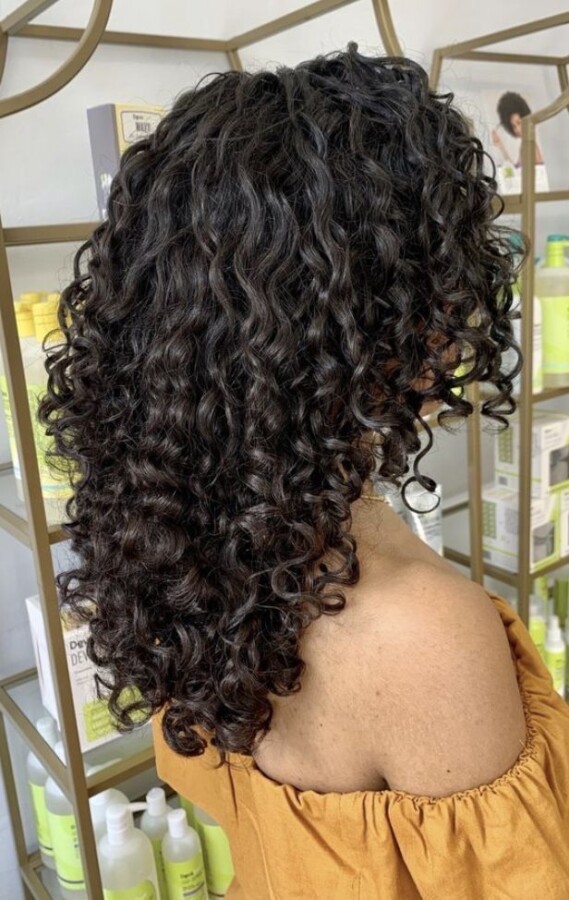 Style moderne pour boucles mi-longues