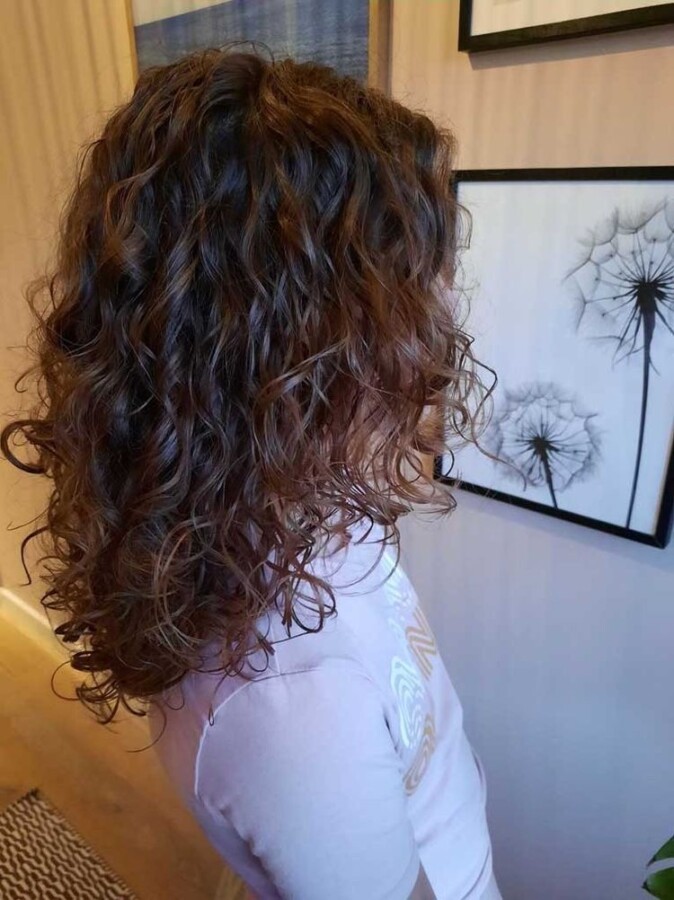 Style moderne pour boucles mi-longues