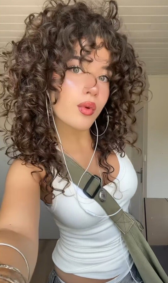 Coiffure dégradée bouclée actuelle
