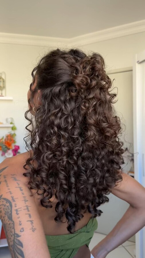 Tendance coiffure bouclée mi-longue