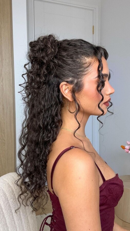 Look moderne cheveux bouclés