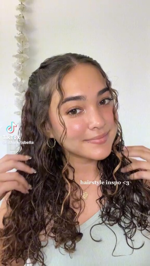 Tendance coiffure bouclée mi-longue
