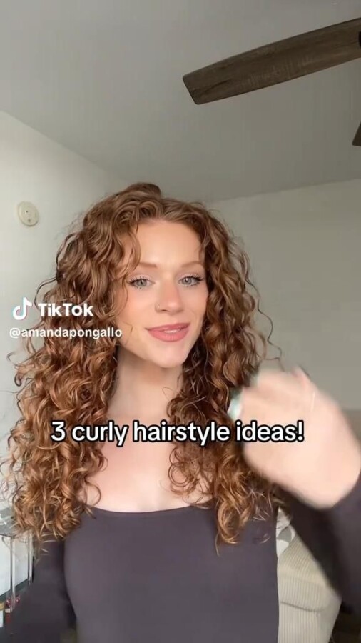 Look moderne cheveux bouclés