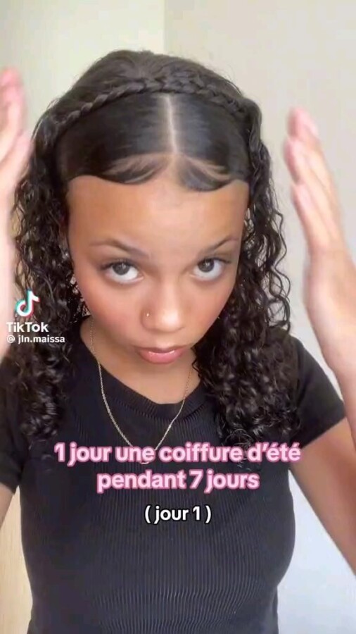 Coiffure courte bouclée moderne