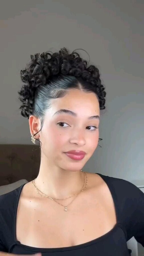 Style moderne cheveux bouclés