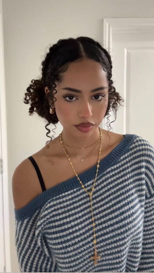 Look chic cheveux bouclés