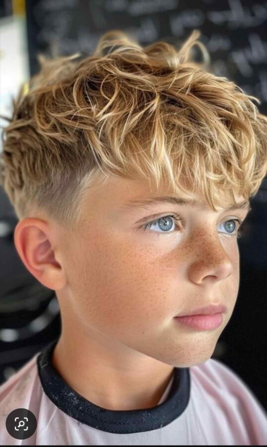 Style cheveux garçon bouclés