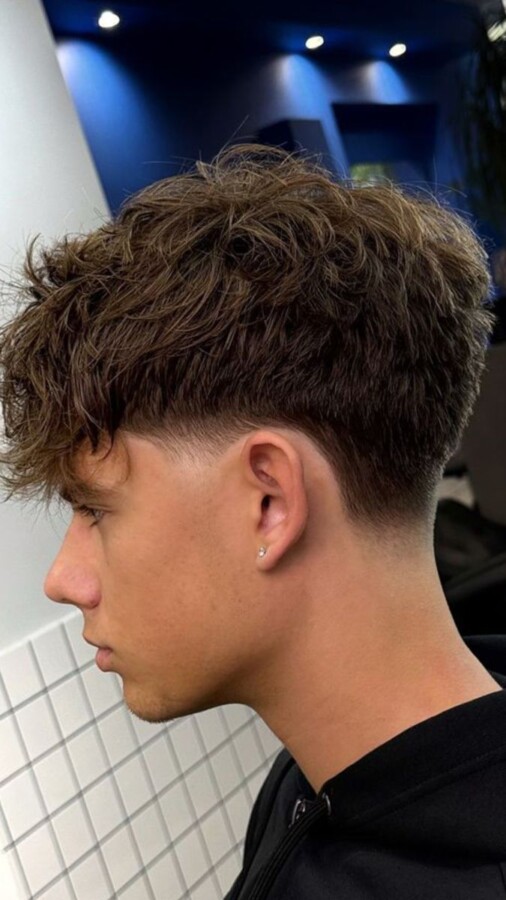 Tendance coupe garçon bouclé