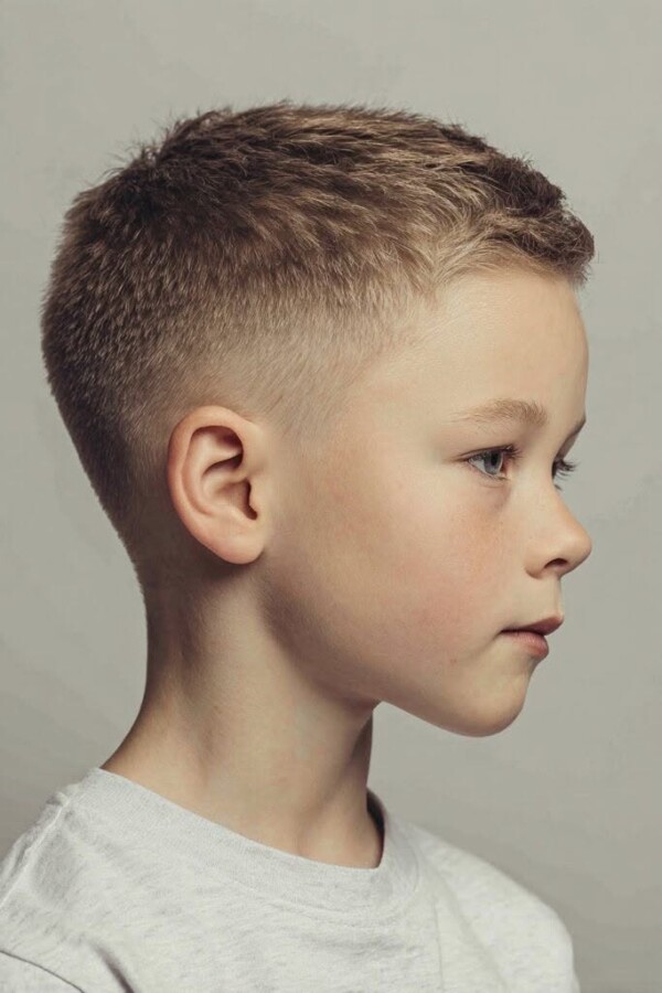 Coiffure garçon cheveux bouclés