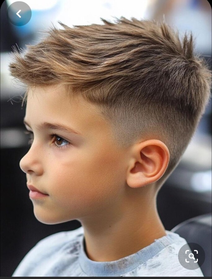 Look cheveux bouclés garçon