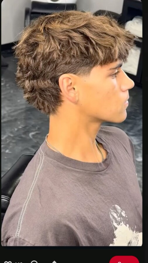 Tendance coupe garçon bouclé