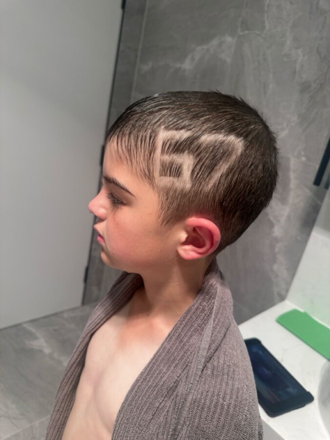 Coiffure garçon cheveux bouclés