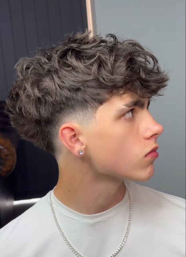 Style cheveux garçon bouclés