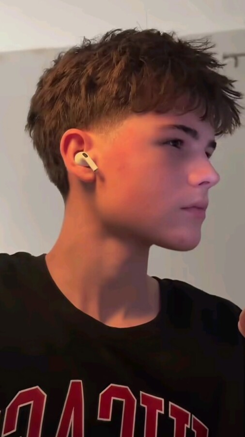 Tendance coupe garçon bouclé