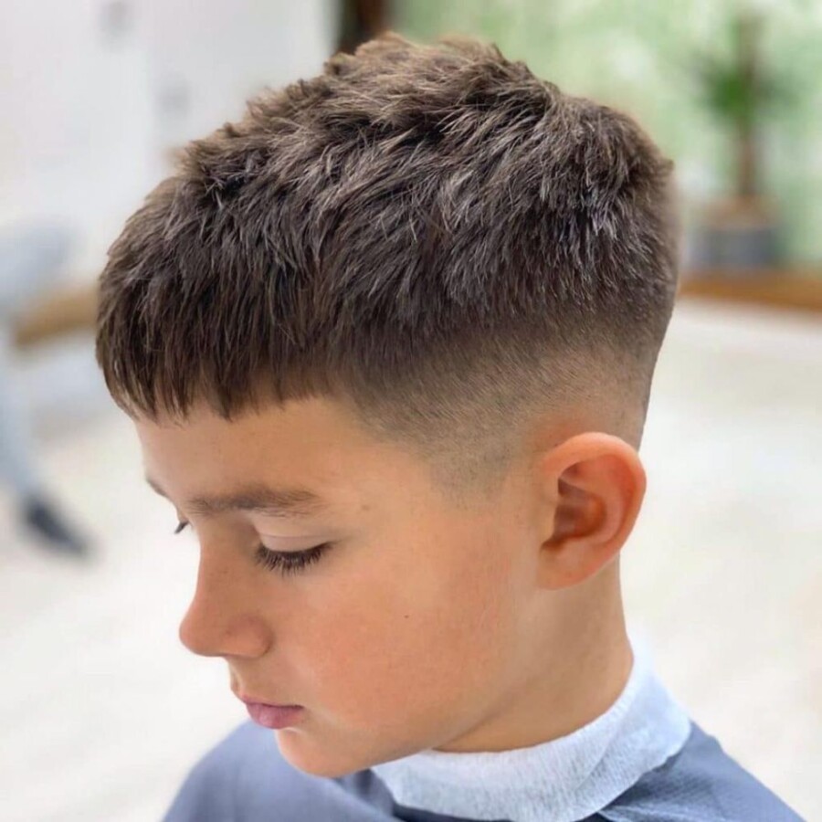 Tendance coupe garçon bouclé