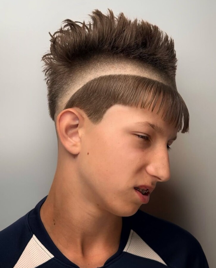 Coiffure garçon cheveux bouclés