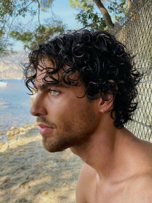 Coupe homme cheveux bouclés mi long : Un look décontracté et stylé