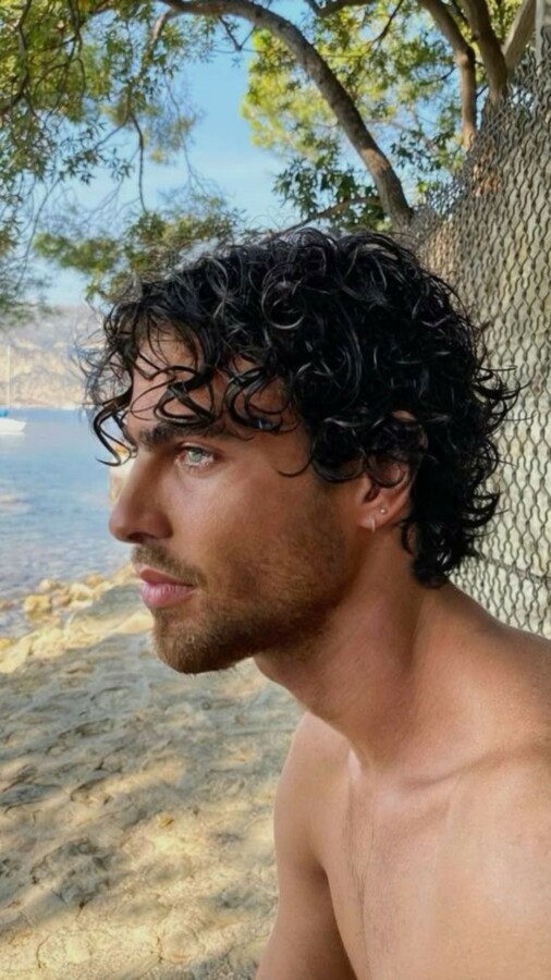 Style cheveux bouclés homme
