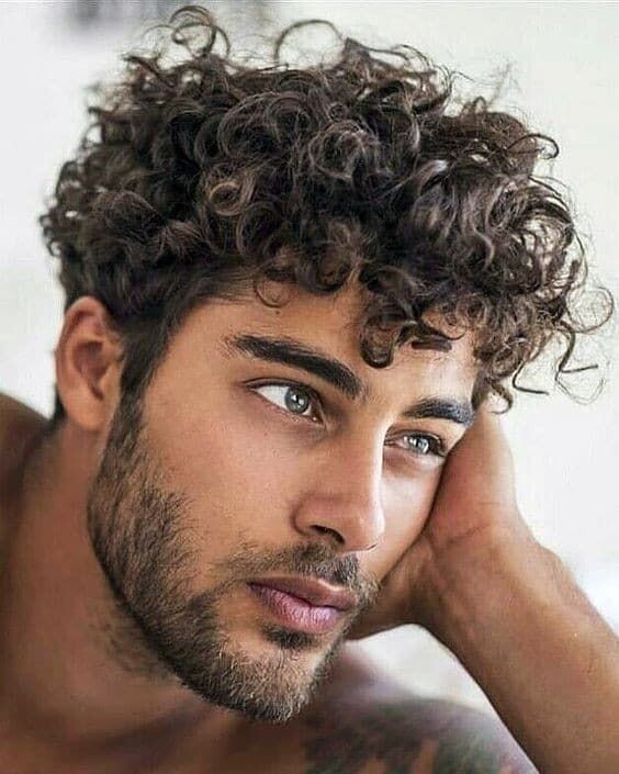 Style cheveux bouclés homme