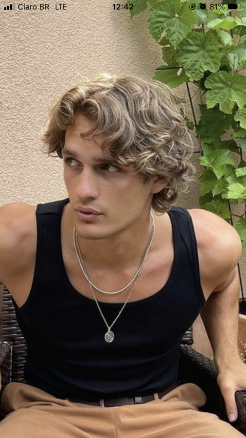 Coiffure homme bouclés mi-long