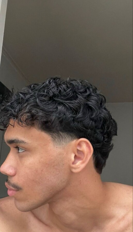Coiffure homme bouclés mi-long