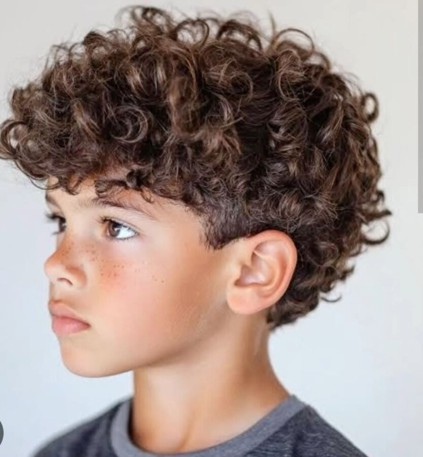Coupe garçon cheveux bouclés