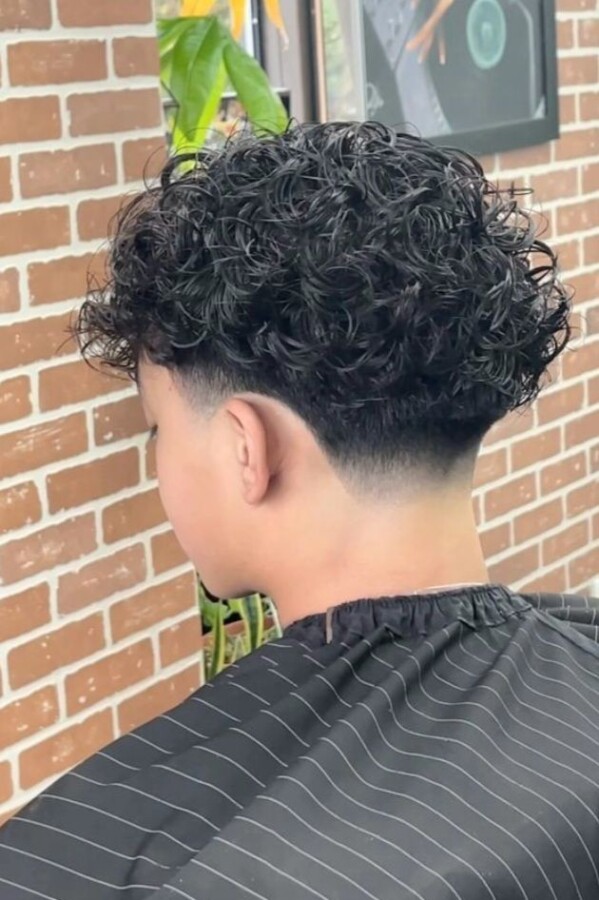 Coiffure garçon boucles naturelles