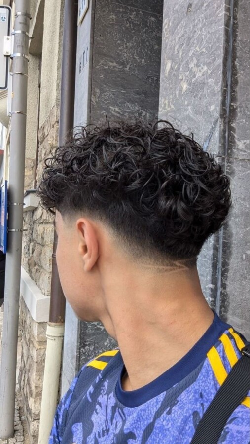 Style moderne cheveux bouclés