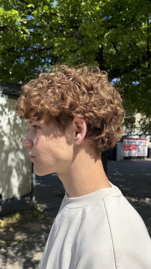 Style moderne cheveux bouclés