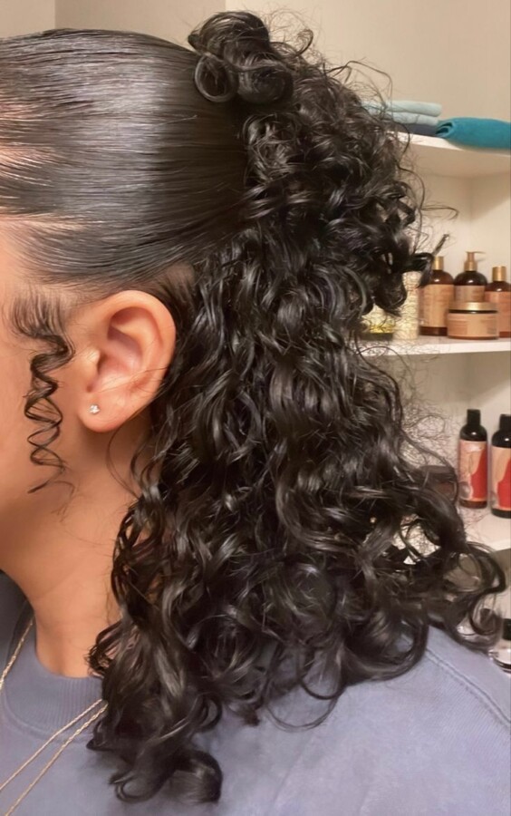 Coupe moderne cheveux bouclés courts
